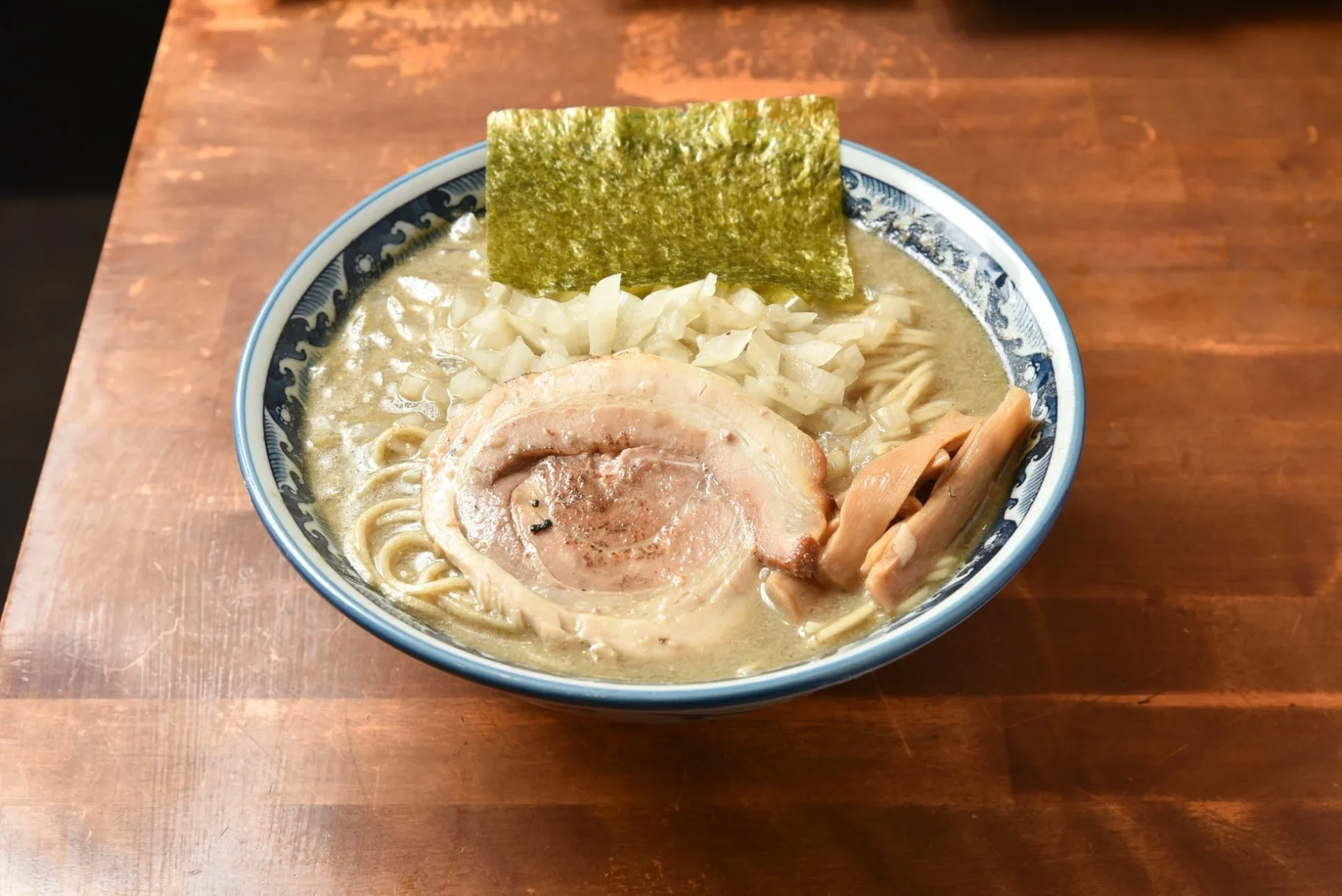 麺屋音の純煮干し中華そば、煮干しの香りと旨味が広がる一杯