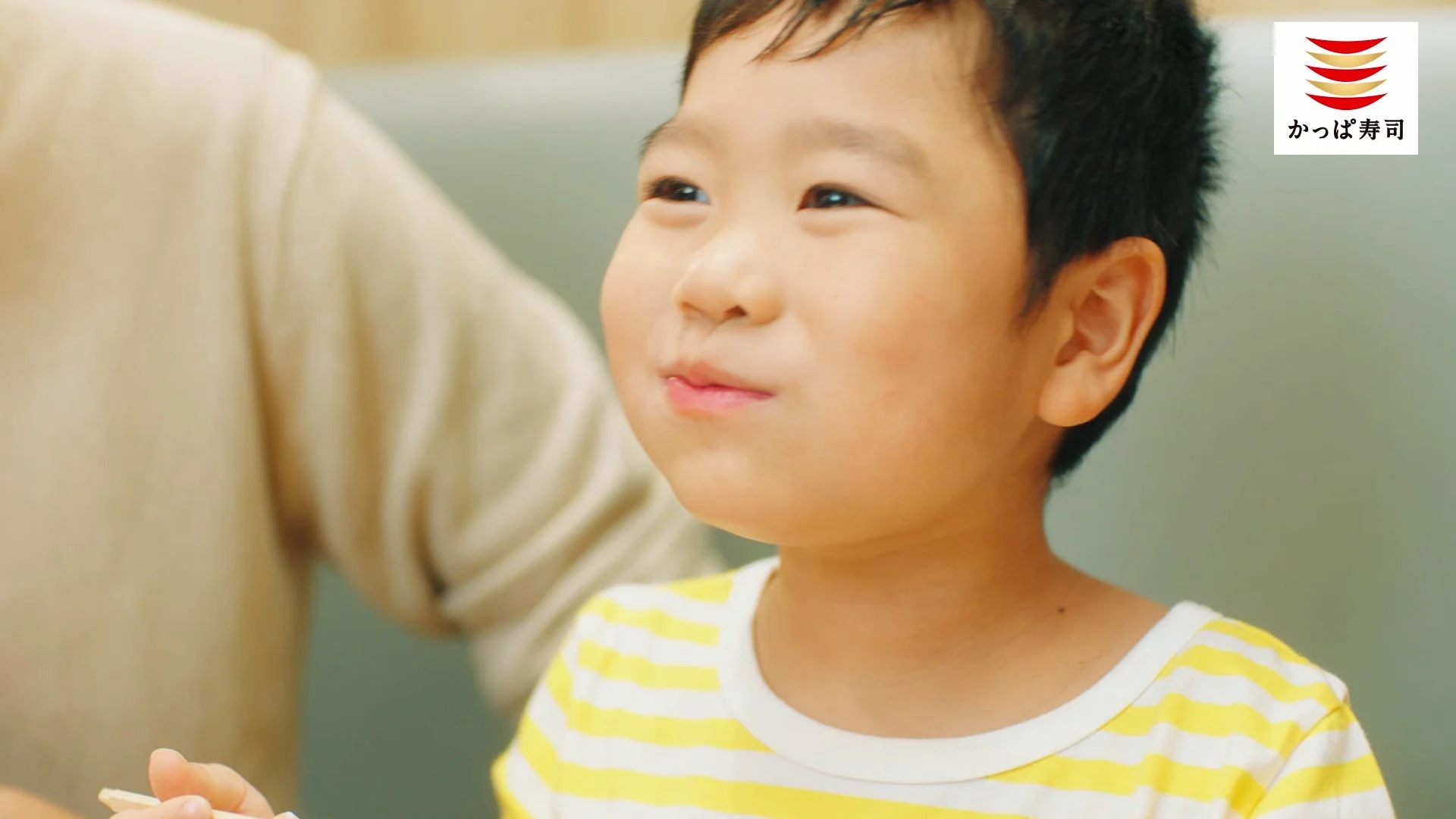 新TVCMより、食事を美味しそうに楽しむ子ども。