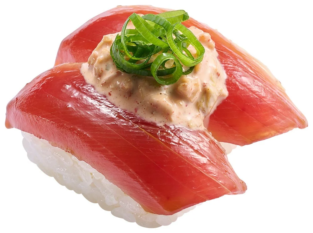 きまぐれクック監修の、かつおにキムチとマヨをトッピングした創作すし