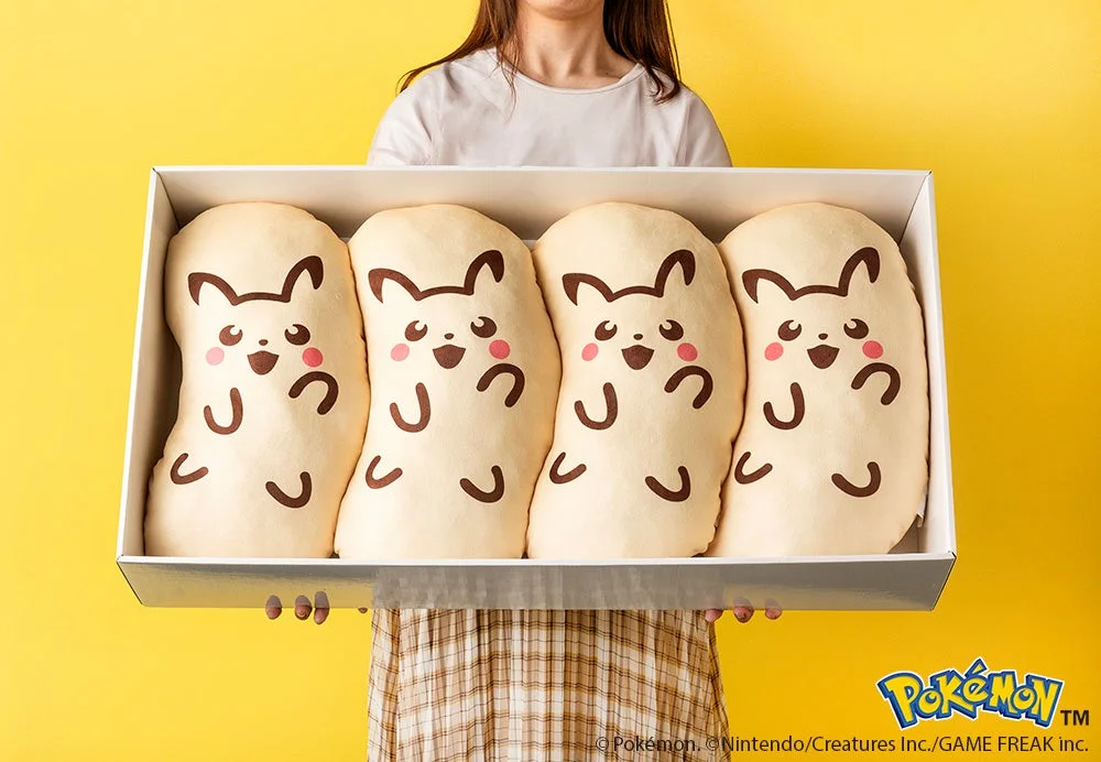 女性がピカチュウ東京ばな奈クッション4個入りボックスを持つ