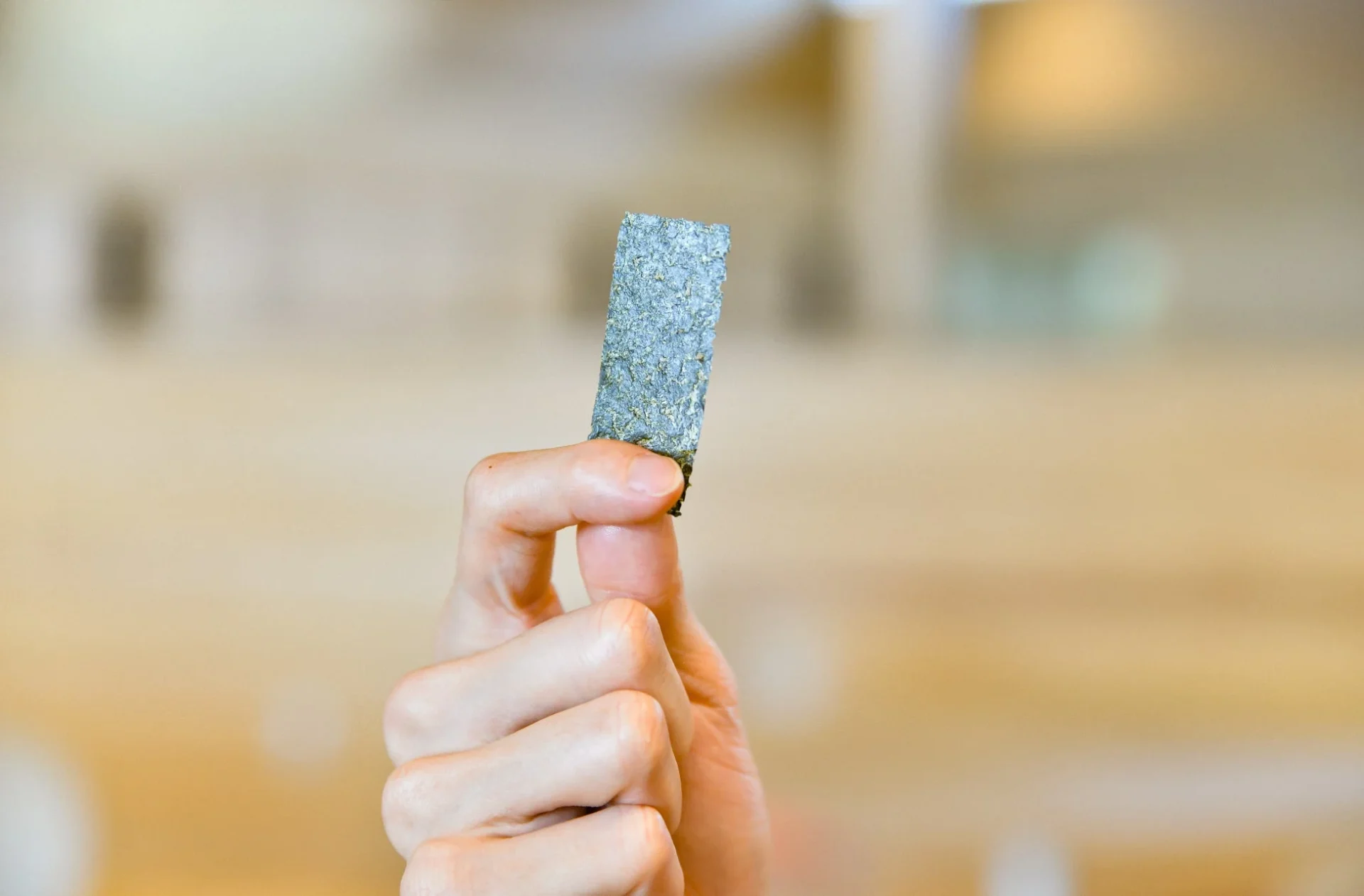 指でつまんで持たれた「のりやん」