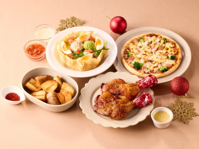 ピザパーティーセットのピザ、チキン、サラダ