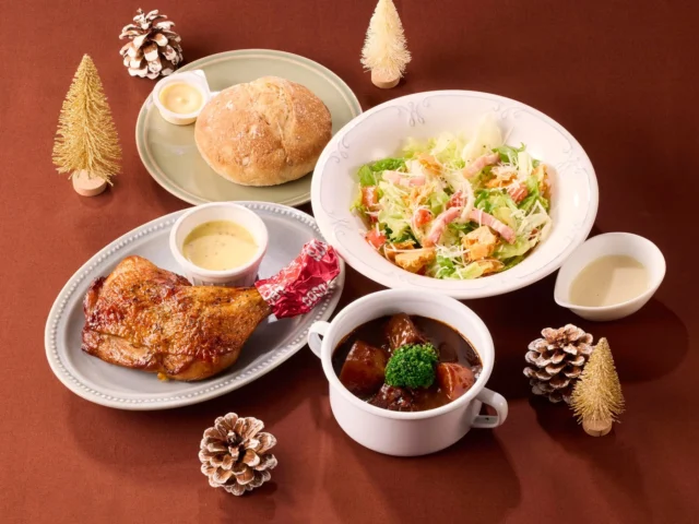 ビーフシチューとローストチキン、パンのセット