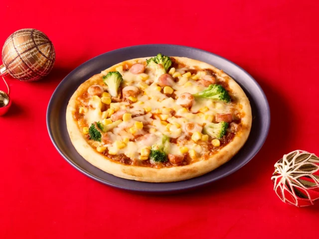 ソーセージとボロネーゼのクリスマスピッツァ