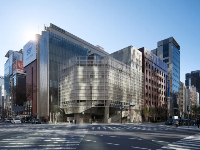 銀座ソニーパークの建物外観と数寄屋橋交差点の風景