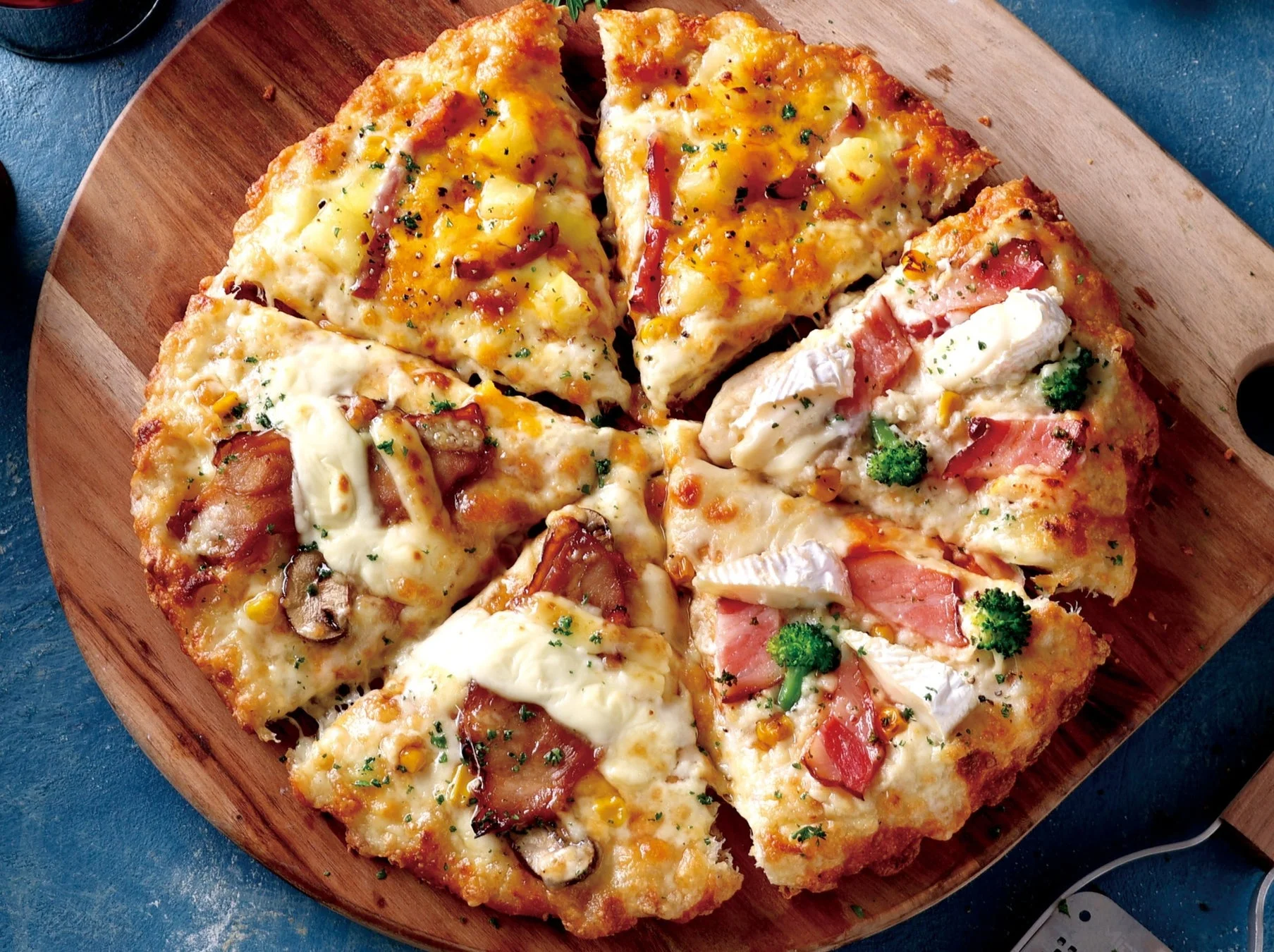 冬のごちそうピザ！　ピザーラから『冬のナチュラルチーズトリオ』『絶品！カニトリオ』新発売　11月5日より