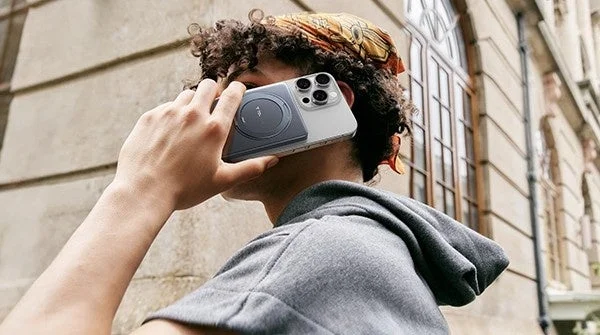 「MiniMag Ostand」を装着したiPhoneで通話する人の様子