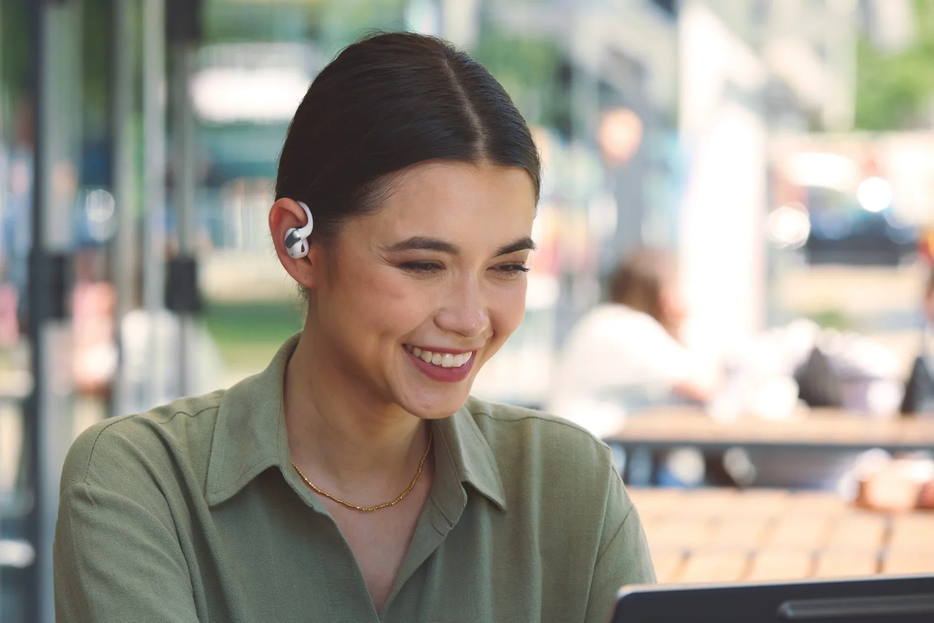 JBL Sense Proを装着してPC作業をする女性のビジネスシーン