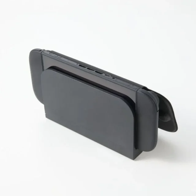 フラップカバーを装着したNintendo Switch 2をドックに挿入した様子