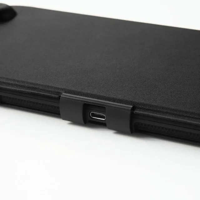 フラップカバーのフックと充電ポートの拡大画像