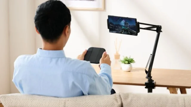 アーム型スタンドでNintendo Switchを快適にプレイする様子