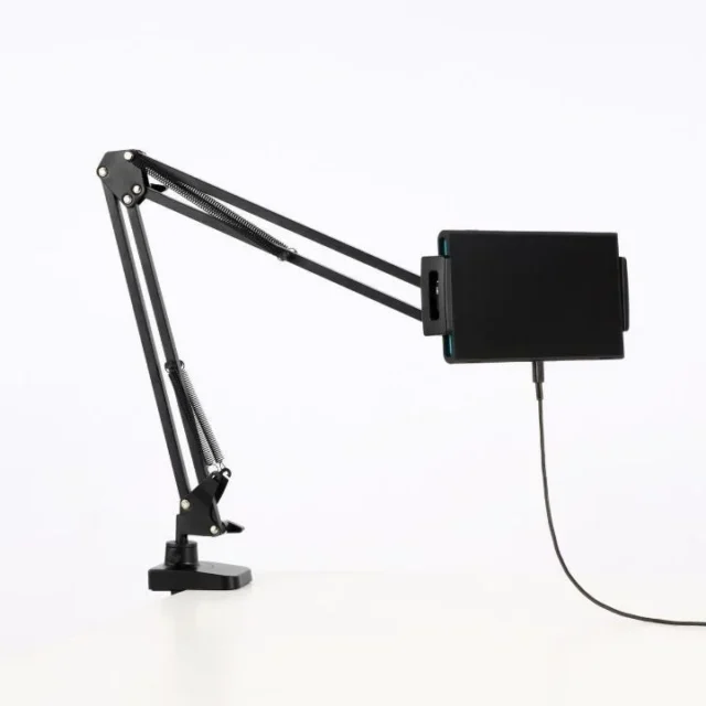 充電ケーブルを接続したまま使用できるアーム型スタンド