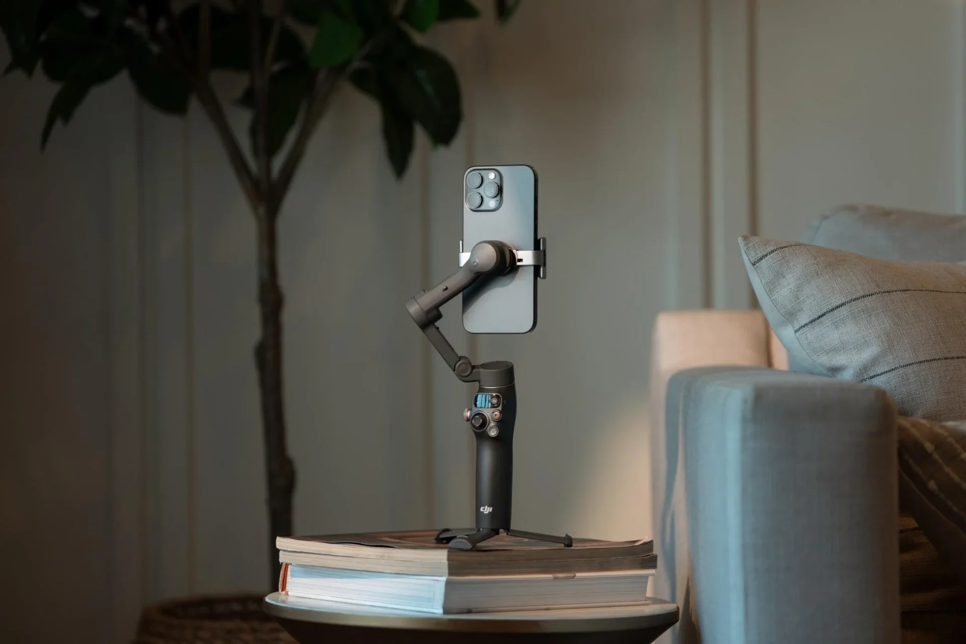 三脚に固定されたDJI Osmo Mobile 8の製品写真