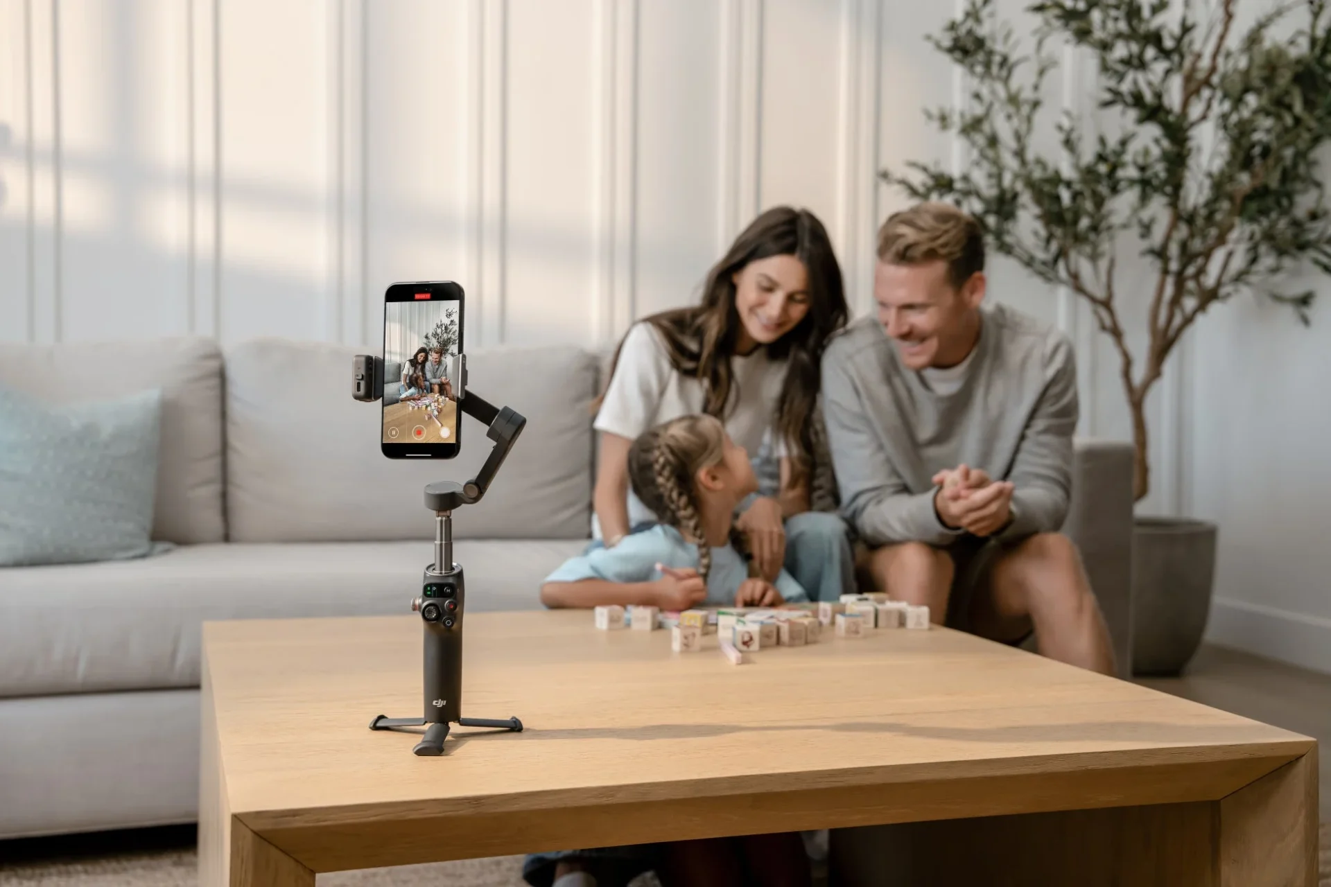 Osmo Mobile 8がリビングで遊ぶ家族を撮影している使用シーン