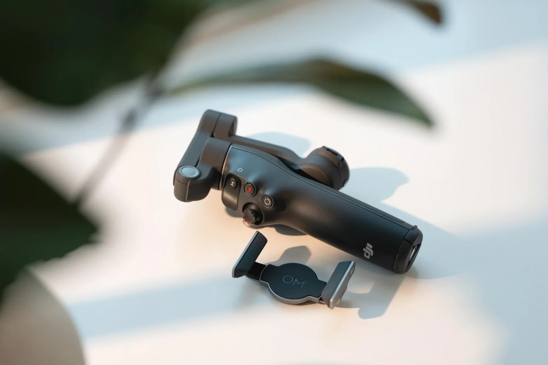 DJI Osmo Mobile 8本体と磁気クイックリリースマウントのクローズアップ