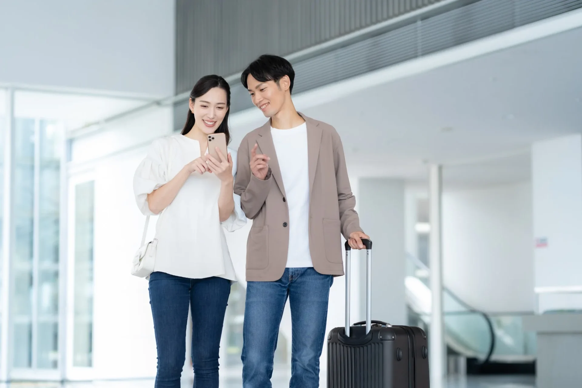 旅行者の95%が充電で困った経験あり！　モバイルバッテリーの「持参負担」から解放される新しい旅行スタイルへ