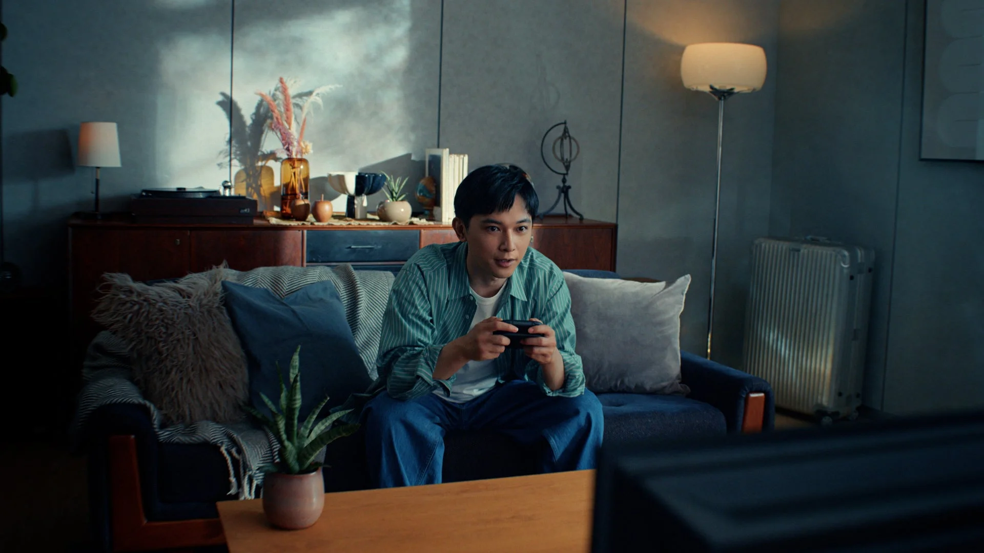 吉沢亮さんがソファで『Pokémon LEGENDS Z-A』をプレイし、真剣な表情を見せる