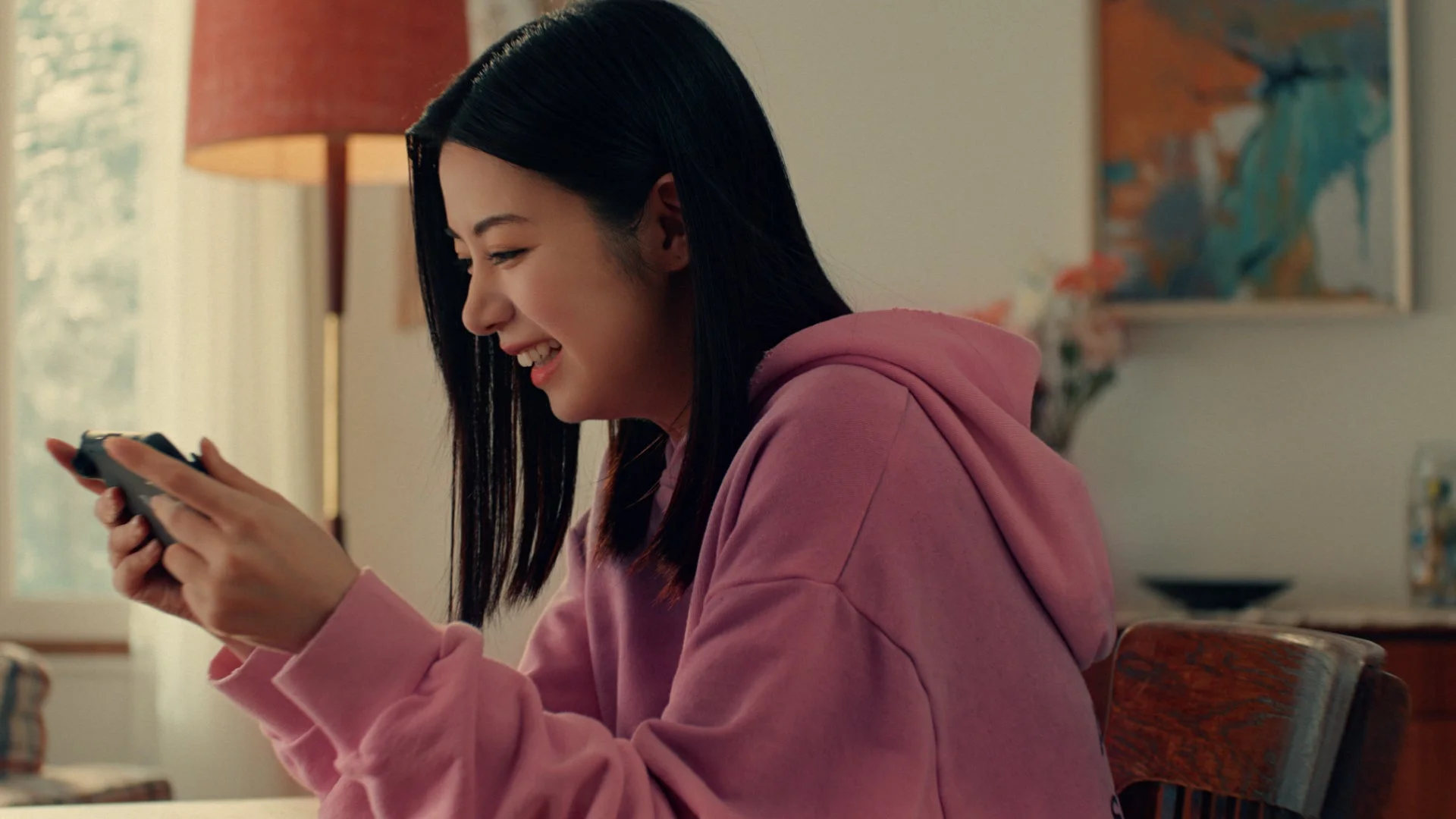 池田エライザさんが笑顔で『Pokémon LEGENDS Z-A』をプレイする姿