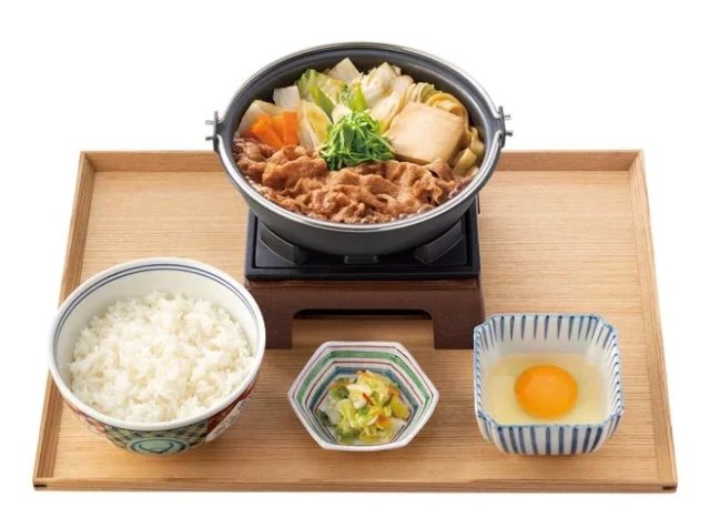 ご飯、漬物、卵がセットになった吉野家の「牛すき鍋膳」