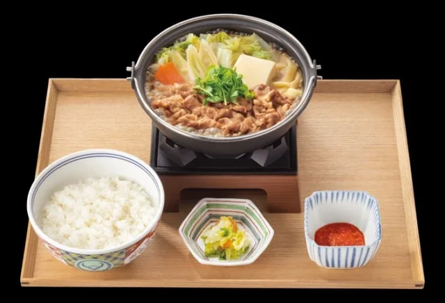 ご飯、漬物、薬味がセットになった「とんこつ醤油牛鍋膳」