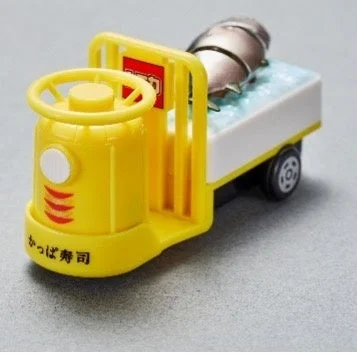 かっぱ寿司限定トミカ『ターレー（ぴちぴち動くまぐろ）』斜め前からの様子