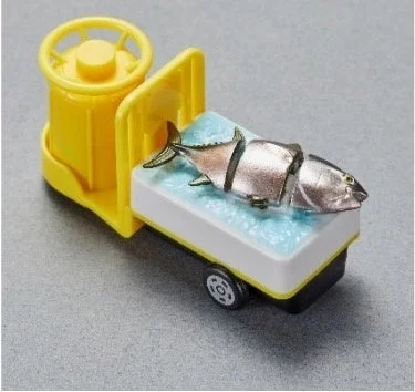 かっぱ寿司限定トミカ『ターレー（ぴちぴち動くまぐろ）』斜め後ろからの様子