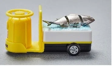 かっぱ寿司限定トミカ『ターレー（ぴちぴち動くまぐろ）』側面からの様子