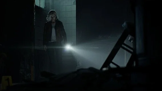 『バイオハザード レクイエム』の主人公グレース・アッシュクロフトが懐中電灯を持つゲーム画面