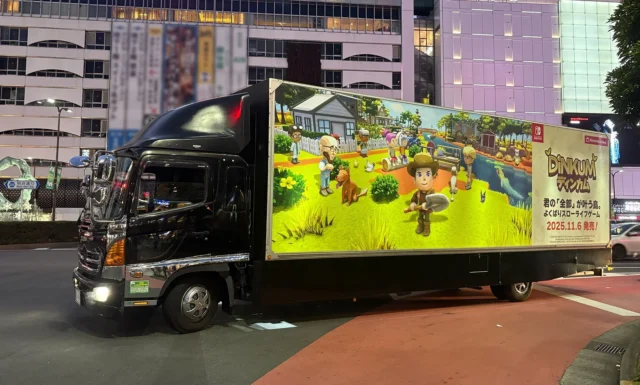 『Dinkum』の大型広告がラッピングされたトラックが街中を走行する様子