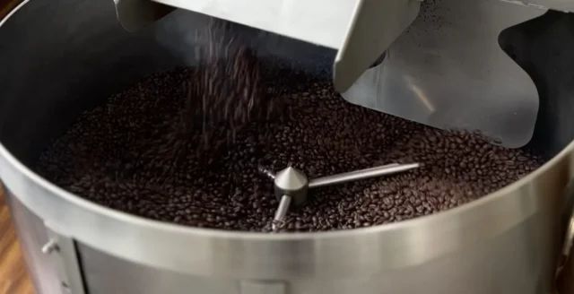 丸山珈琲のコーヒー豆焙煎機で豆が焙煎される様子