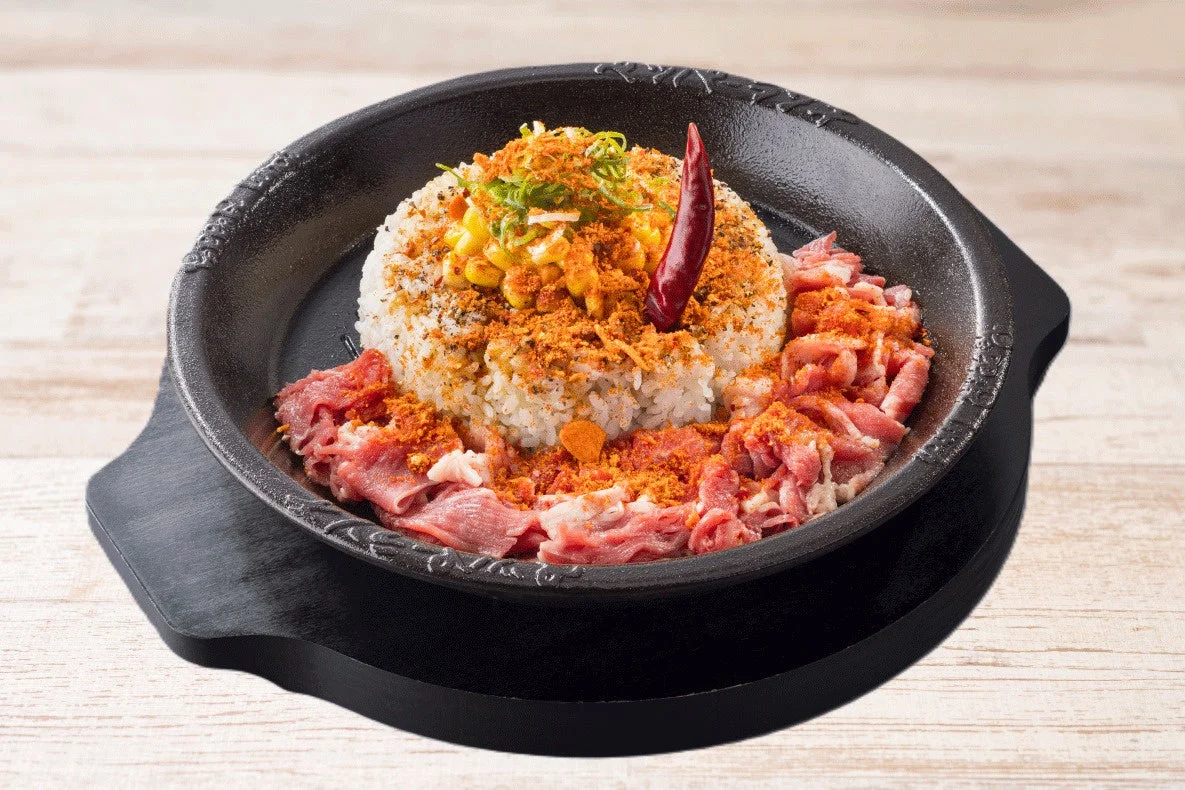 唐辛子が一本刺さった「鬼痺ペッパーライス(一角)」の商品写真