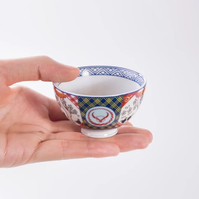 手のひらに乗せられた吉野家史上最小の超小盛丼