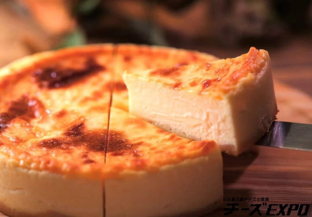 カットされた濃厚なチーズケーキ