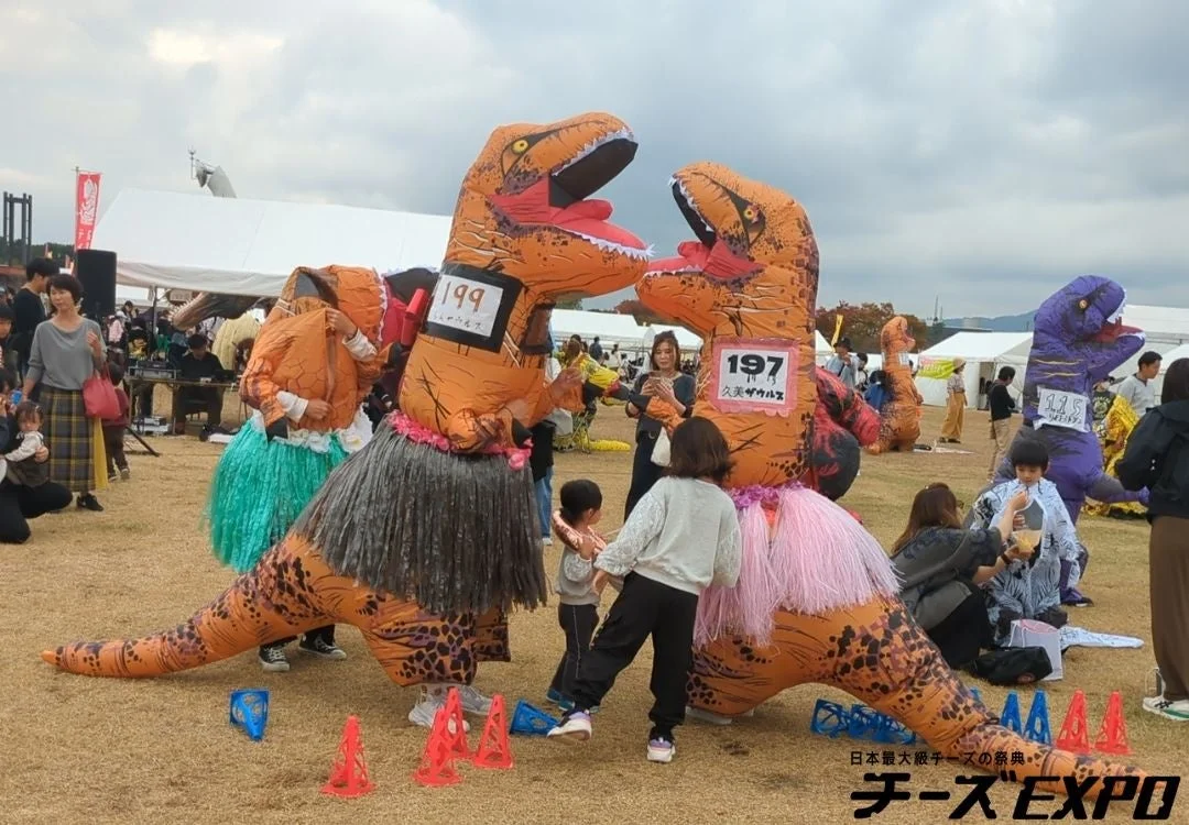 ティラノサウルスの着ぐるみで走るレースの様子