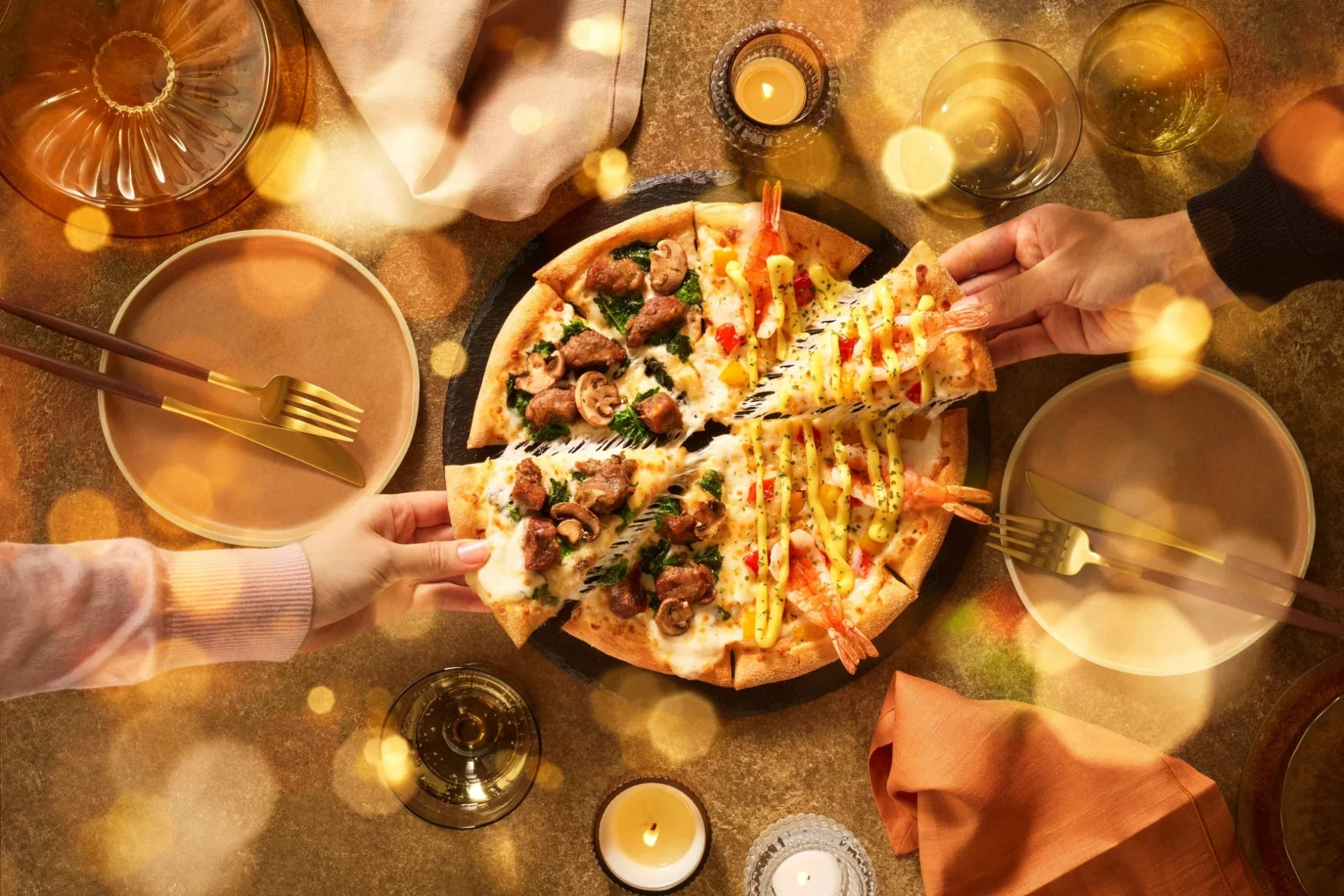 炭火焼ビーフと海老の贅沢ハーフ&ハーフピザをシェアする人々