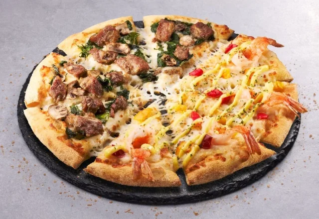 炭火焼ビーフと海老の贅沢ハーフ&ハーフピザ