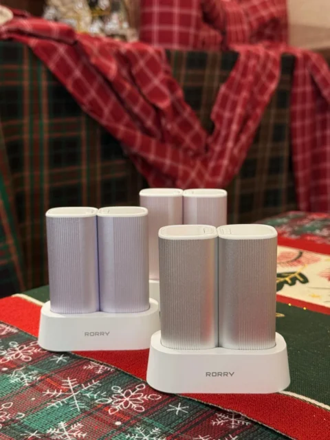クリスマス背景に置かれたRORRY充電式カイロ2個と充電スタンド