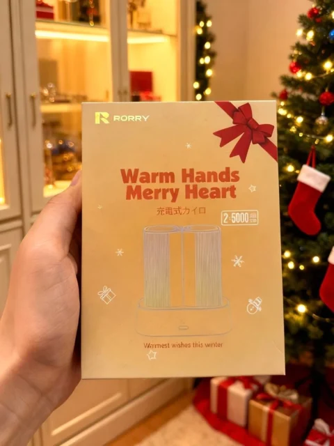 クリスマスツリーを背景に持たれたRORRY充電式カイロのギフトボックス