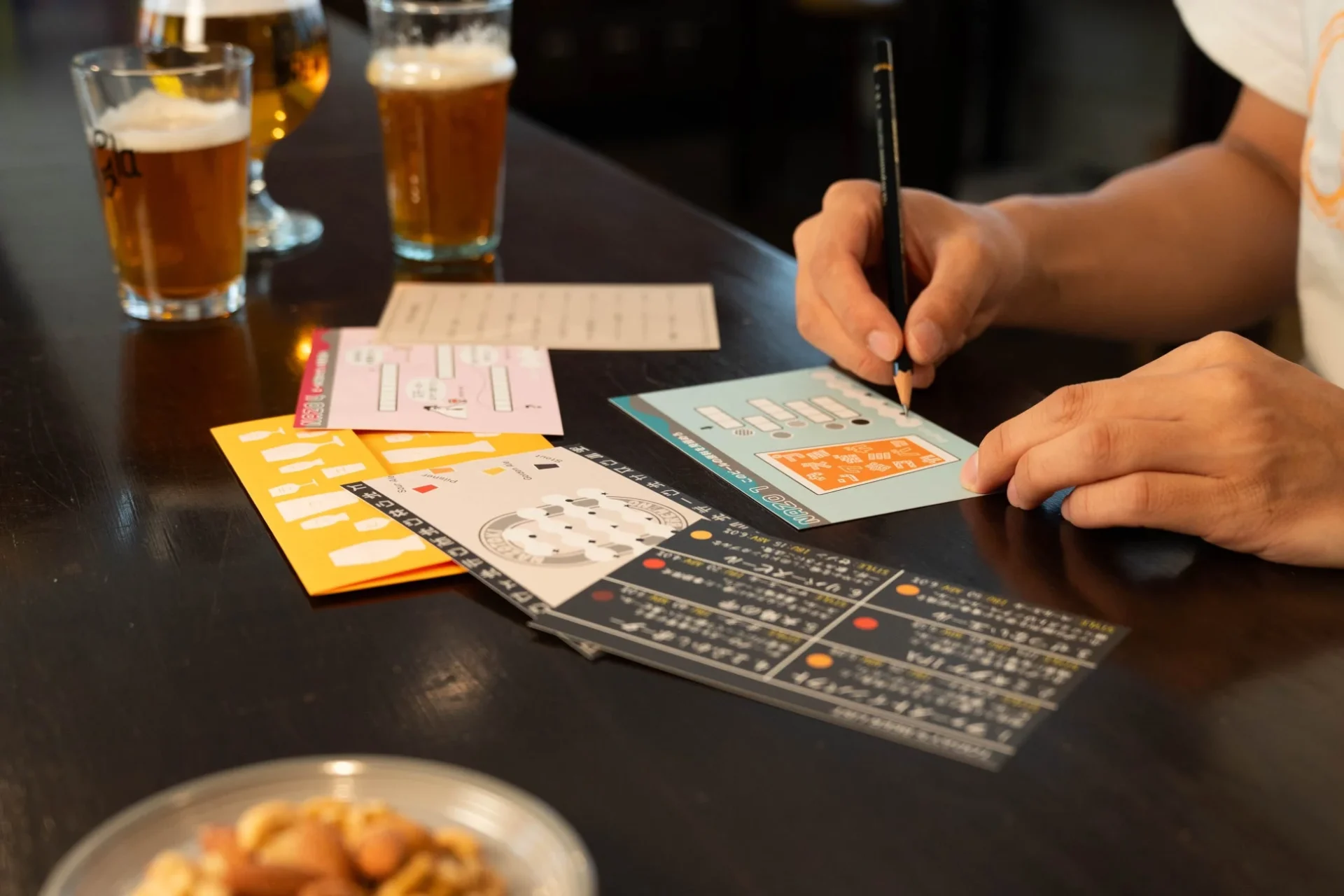 ビールを飲みながら謎解きゲーム『解くまで飲めない謎解きブリューイング』をプレイする様子