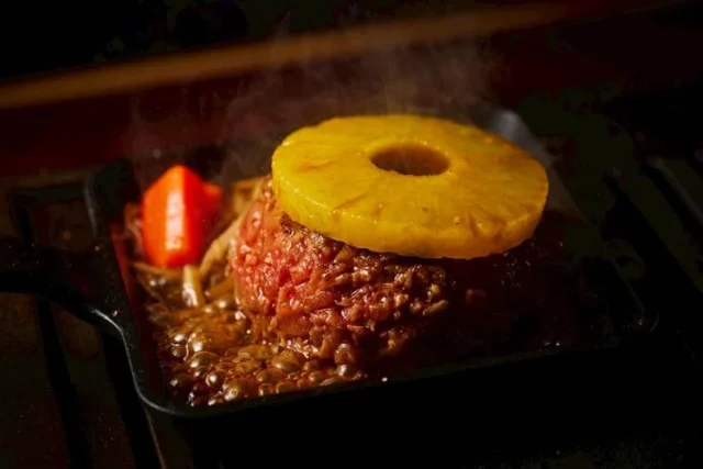 鉄板で焼かれるパイントッピングのハンバーグ