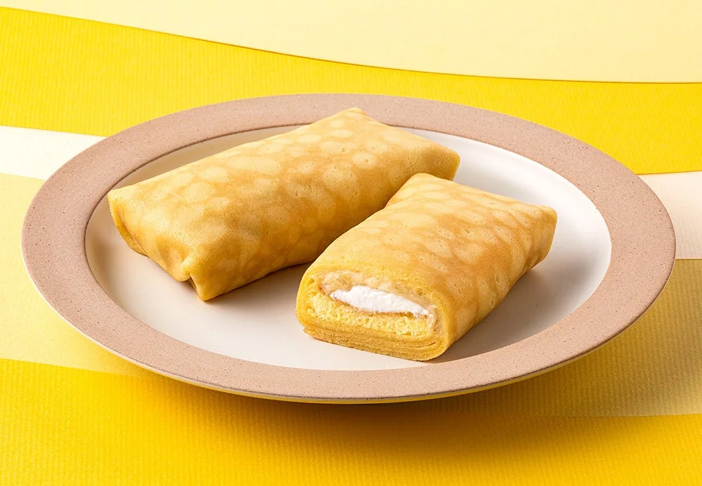 バナナかすたあどクレープの断面。バナナカスタードクリームとスポンジケーキが見える