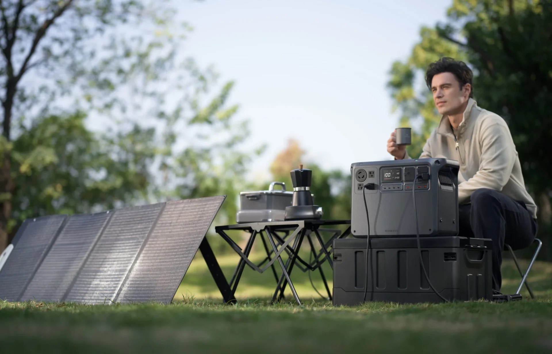 DJI Power 2000をキャンプで使用しているシーン。ソーラーパネルで充電中。