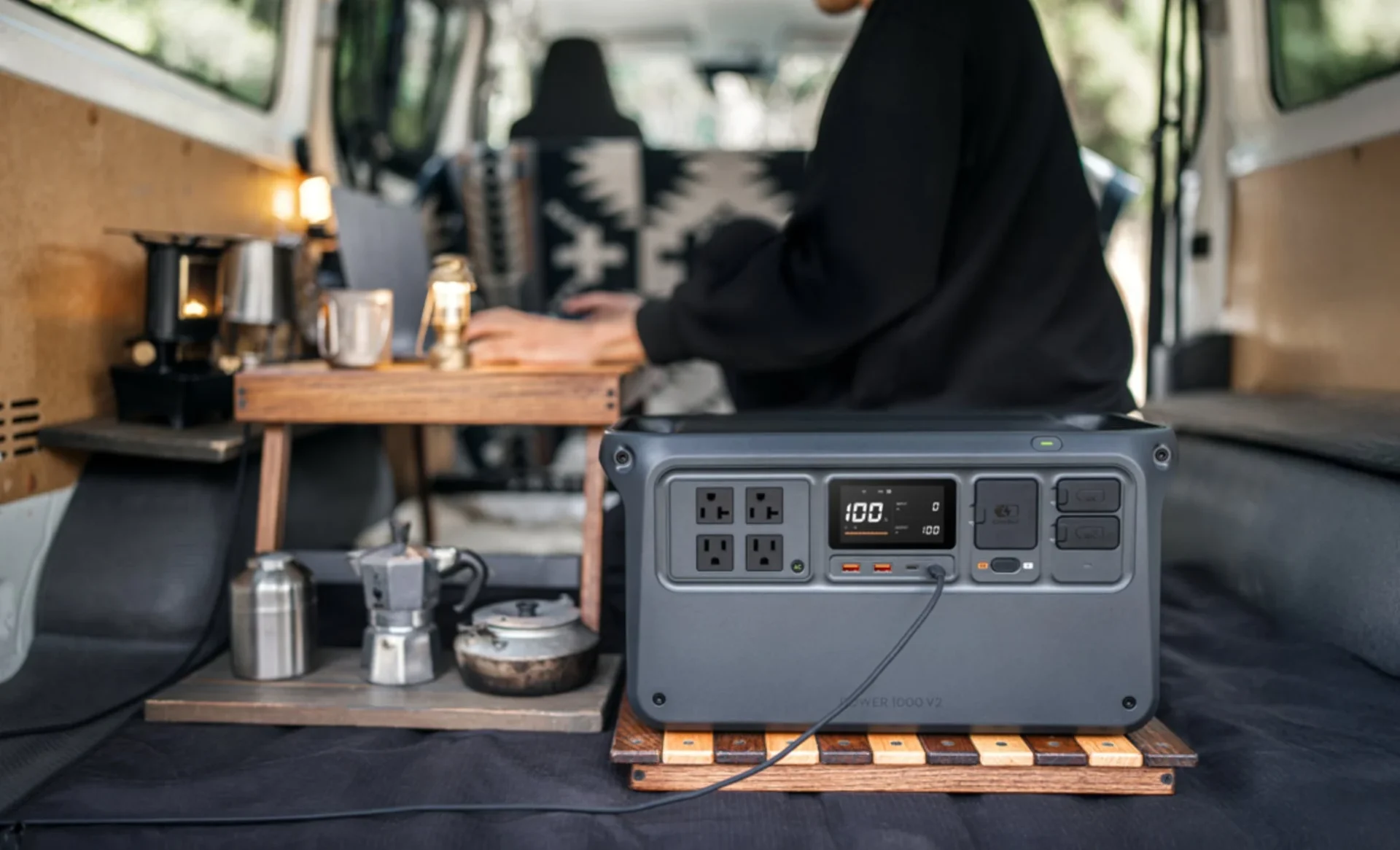 DJI Power 1000 V2を車内泊で使用しているシーン。