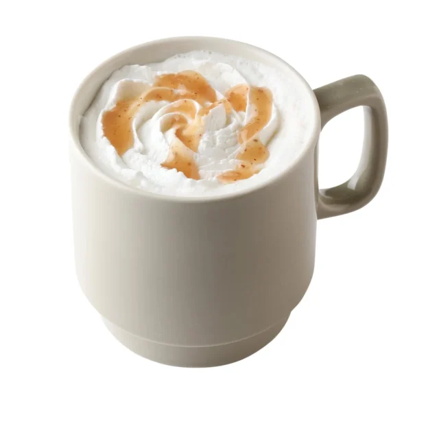 ホイップと栗ソースが美しくかけられた「栗のラテ ～ハニーメープル使用～」の温かいカップドリンク。