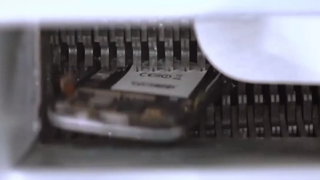 ZAURUSの専用シュレッダーにスマートフォンを投入する様子