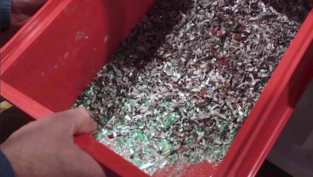 物理破壊されたスマートフォンの破砕物