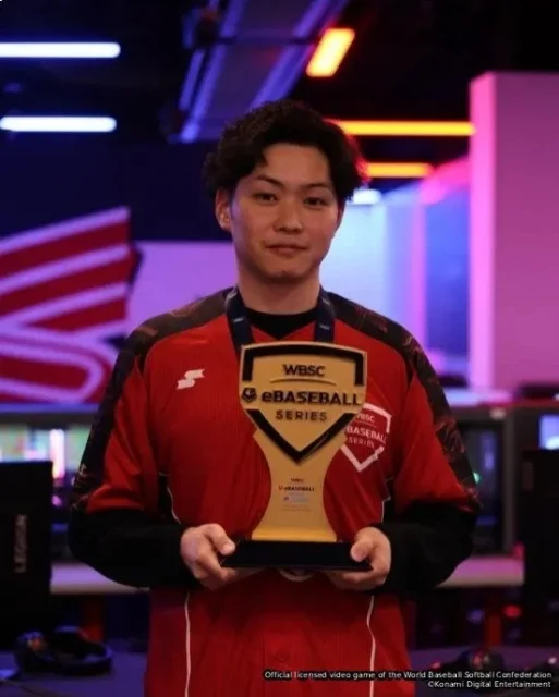 ワールドチャンピオンのトロフィーを持つPOME選手