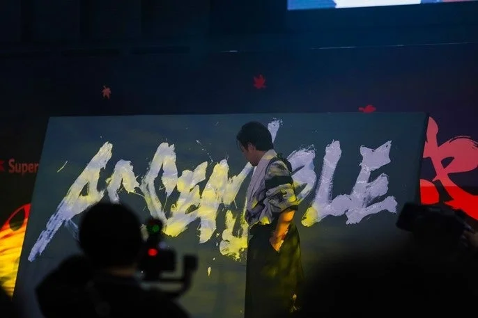 2025 Super Maple Partyステージで描かれるASSEMBLEの文字