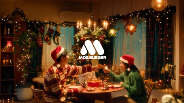 モスバーガーのクリスマスCMでモスチキンを囲む家族