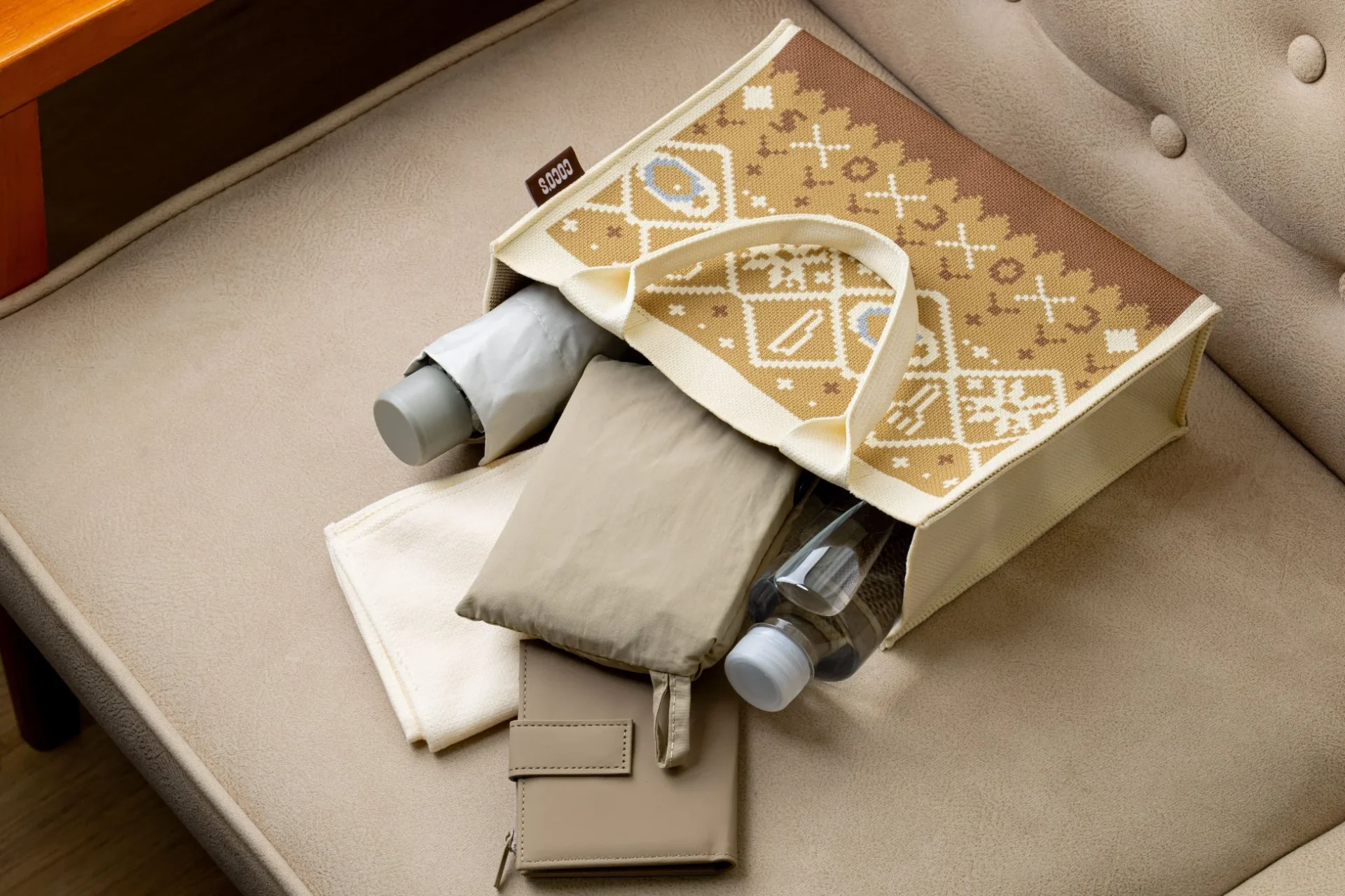 ニットバッグに500mlペットボトルや折り畳み傘を入れた使用イメージ